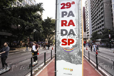 Ciclovia na Av. Paulista com faixas e totens  LGBT