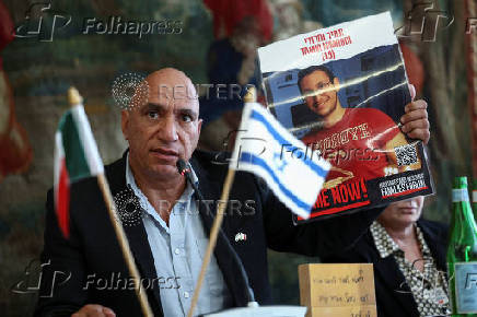 Folhapress - Fotos - Relatives of Israeli hostages attend a press ...