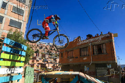 Decenas de ciclistas muestran su talento en el 'downhill' más largo del mundo en Bolivia