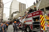 Bombeiros resgatam homem na estação República do Metrô de SP