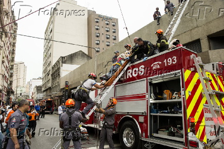 Bombeiros resgatam homem na estação República do Metrô de SP