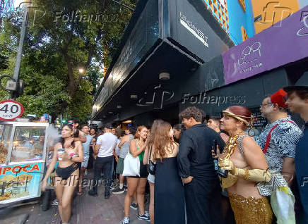 Público aguardando para assistir a transmissão do Oscar 2025 