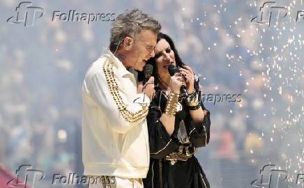 Robbie williams e laura pausini lideram a inesquecível preparação para a copa do mundo de clubes da fifa na partida final entre chelsea e psg.