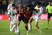 Santos e Flamengo na Vila Belmiro, em São Paulo, pelo Brasileirão 2025