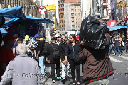 Movimentação na região da rua  25 de Março em São Paulo