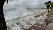 Ressaca do mar em Santos (SP)