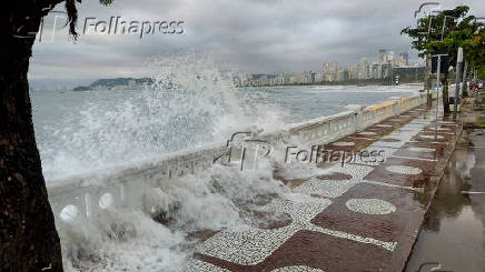 Ressaca do mar em Santos (SP)