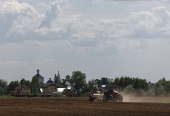 Farmers plant potatoes in a field outside Kolomna, Moscow region
