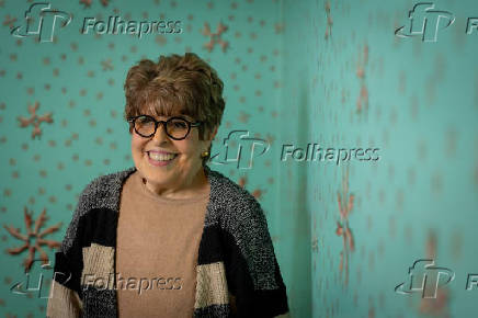 Regina Silveira participa da abertura da exposição 