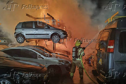 Incendios en un edificio y un aparcamiento de Israel tras un ataque con misiles de Irán