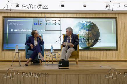 La secretaria general de ONU Comercio y Desarrollo (UNCTAD), Rebeca Grynspan dialoga con el presidente de la Agencia EFE, Miguel Ángel Oliver