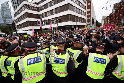 Anti-fascist protest outside hotel housing asylum seekers in London