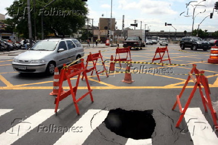 Buraco que se abriu no asfalto