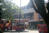 Bombeiros fazem rescaldo em prédio da PUC-PR