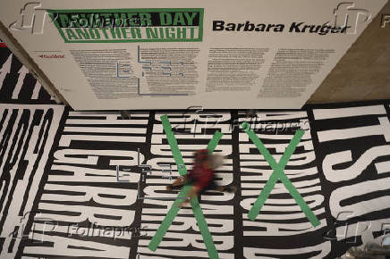 El Museo Guggenheim Bilbao presenta la exposición 'Barbara Kruger: Another day. Another night'