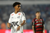 Santos e Flamengo na Vila Belmiro, em São Paulo, pelo Brasileirão 2025