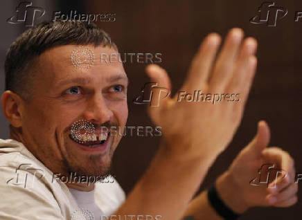 Oleksandr Usyk meets Ukrainian war veterans ahead of his fight against Daniel Dubois