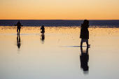 Atardecer en el salar de Uyuni en Bolivia