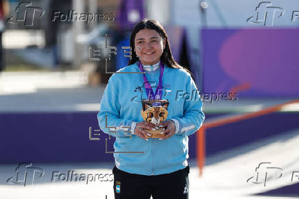 Skateboarding street femenino