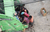 Busca por comida no caminhão de lixo na cidade do rio de janeiro