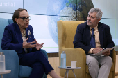 La secretaria general de ONU Comercio y Desarrollo (UNCTAD), Rebeca Grynspan dialoga con el presidente de la Agencia EFE, Miguel Ángel Oliver