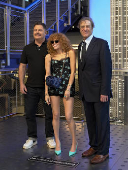 Natasha Lyonne, Nick Offerman e John Goodman iluminaram o Empire State Building para a estreia de Os Smurfs