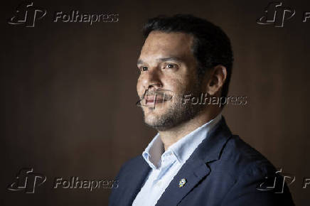 Presidente da CBF Samir Xaud em seu escritório