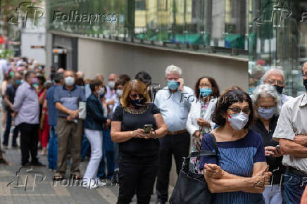 Profissionais idosos em fila para tomar a vacina Coronavac, em SP
