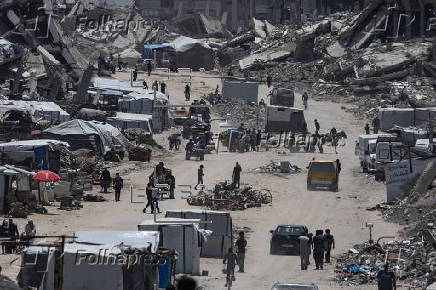 Displaced Palestinians flee their homes in the town of Beit Lahia, north of Gaza City,