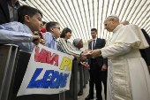 León XIV pide a la curia que trabaje sin prejuicios y con una buena dosis de humor