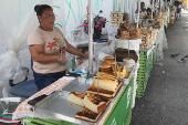 Ambulantes oferecem comidas típicas
