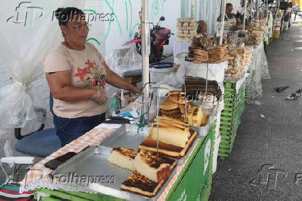 Ambulantes oferecem comidas típicas