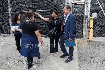 Congressional Democrats try to enter an ICE facility in Broadview, Illinois