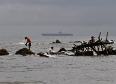 The US Navy’s Nimitz-class nuclear-powered aircraft carrier USS George Washington (CVN-73) anchors at Manila Bay