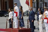 Los reyes y la infanta Sofía asisten a la entrega de reales despachos a los nuevos oficiales en la Academia Naval de Marín