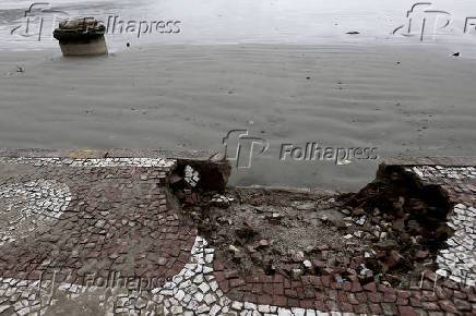 Destruição no calçadão de Santos