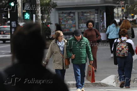 Movimentação de pedestres na Av. Paulista neste dia de frio em São Paulo