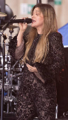 Kelly Clarkson se apresenta no Today Show, dando início à série de shows de verão do Citi