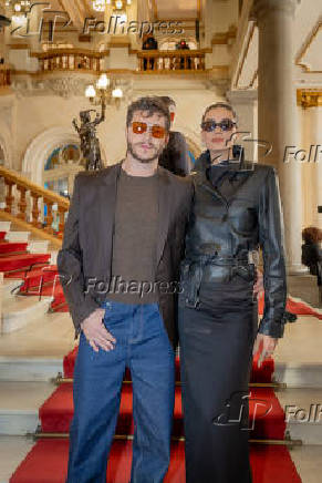 Camila Queiroz e Klebber Toledo no desfile da Mondepars