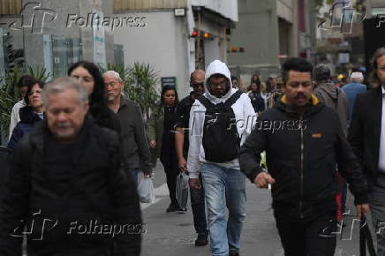 Movimentação de pedestres na Av. Paulista neste dia de frio em São Paulo