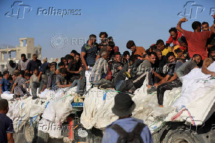 Palestinians carry aid supplies that entered Gaza through Israel, in Beit Lahia