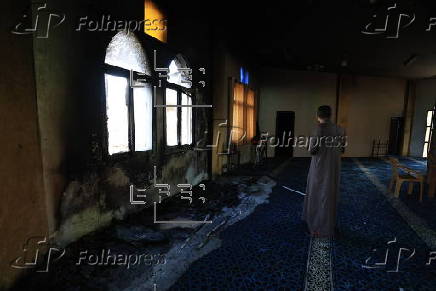 Israeli settlers vandalize Al-Hajja Hamida Mosque in Der Estya village
