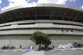 Fãs acampam na em para o show da