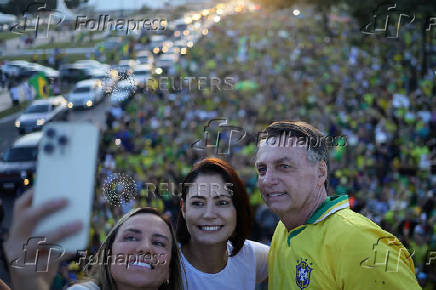 Bolsonaro rallies for amnesty bill three days after hospital discharge