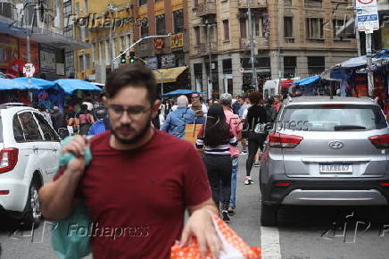 Movimentação na Rua 25 de Março em São Paulo