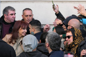 Peronistas se congregan en la casa de Cristina Fernández ante su posible detención