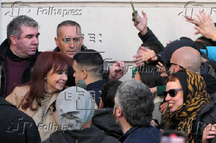 Peronistas se congregan en la casa de Cristina Fernández ante su posible detención