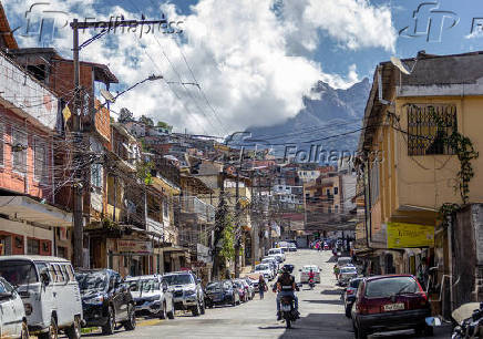 Vista de área com habitações em encosta em Teresópolis, no Rio