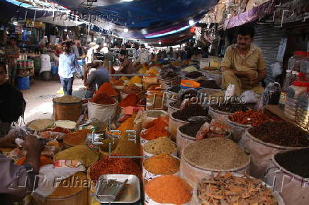 Surging food prices and rising inflation are reshaping Pakistani grocery markets