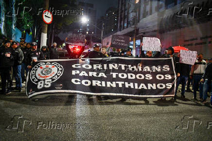 Torcedores do Corinthians protestam em frente ao Parque São Jorge